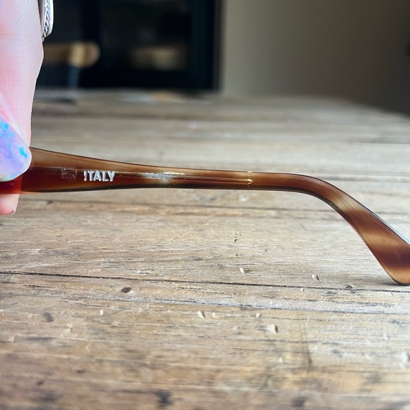 Vintage sunglasses made in Italy. Not sure the brand but in good condition. - Picture 2 of 3